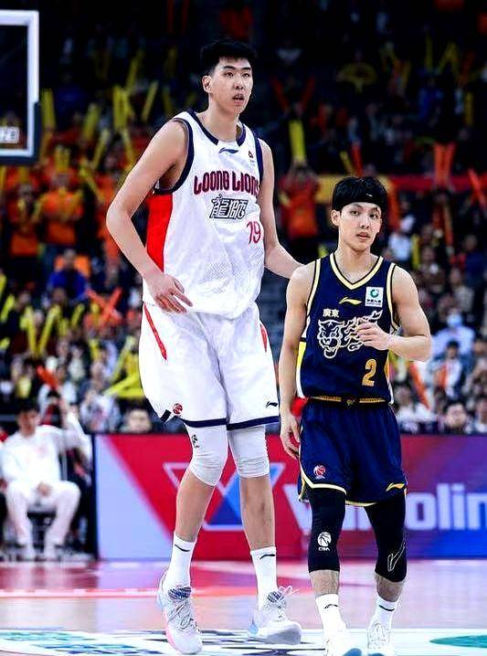 转折点！广州队远射贴柱，CBA常规赛赛前攻防权衡，话题不断，球队文化再被提及 