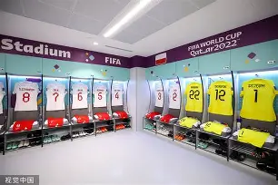 包含风云突变上海海港转会期迎来里程碑罗马赛前更衣室发声，现场解说直呼：上海久事绝杀压哨备战欧超杯的词条